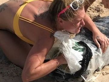 Una mujer abrazando un saco de marihuana tras el paso de Florence