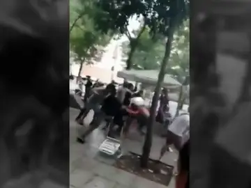 Alarma tras una pelea de ultras junto al Camp Nou: brutal paliza a un hincha del PSV Alarma tras una pelea de ultras junto al Camp Nou: brutal paliza a un hincha del PSV
