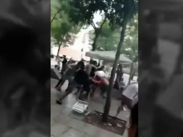 Alarma tras una pelea de ultras junto al Camp Nou: brutal paliza a un hincha del PSV Alarma tras una pelea de ultras junto al Camp Nou: brutal paliza a un hincha del PSV