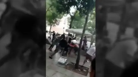 Alarma tras una pelea de ultras junto al Camp Nou: brutal paliza a un hincha del PSV Alarma tras una pelea de ultras junto al Camp Nou: brutal paliza a un hincha del PSV