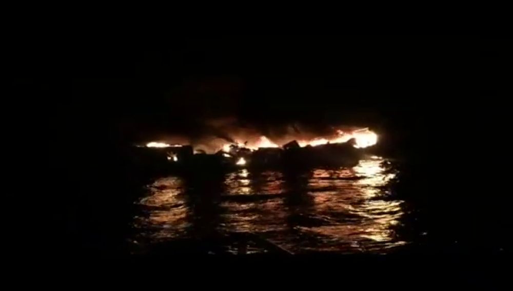Cinco marineros se salvan de una barca ardiendo