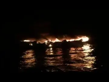Cinco marineros se salvan de una barca ardiendo Cinco marineros se salvan de una barca ardiendo