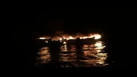 Cinco marineros se salvan de una barca ardiendo Cinco marineros se salvan de una barca ardiendo