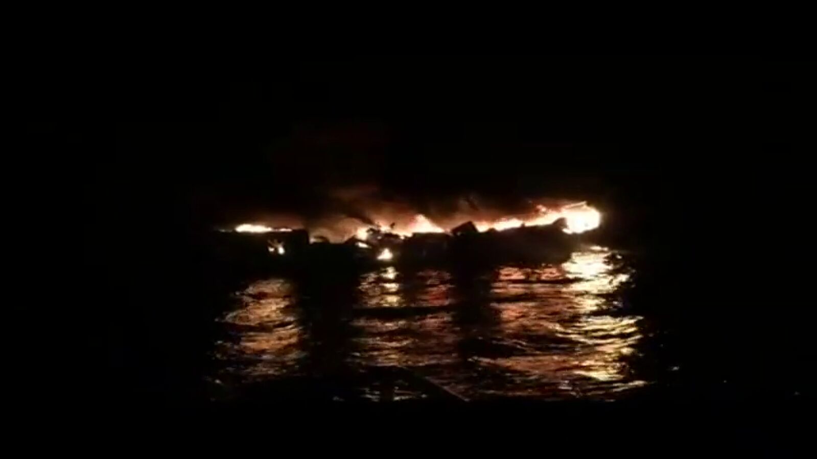 Cinco marineros se salvan de una barca ardiendo