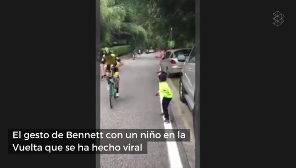 El bonito gesto del ciclista George Bennett con un niño que le animaba en la Vuelta