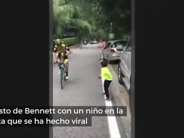 El bonito gesto del ciclista George Bennett con un niño que le animaba en la Vuelta El bonito gesto del ciclista George Bennett con un niño que le animaba en la Vuelta