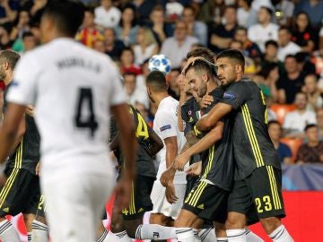 Pjanic celebra uno de sus dos goles en Mestalla