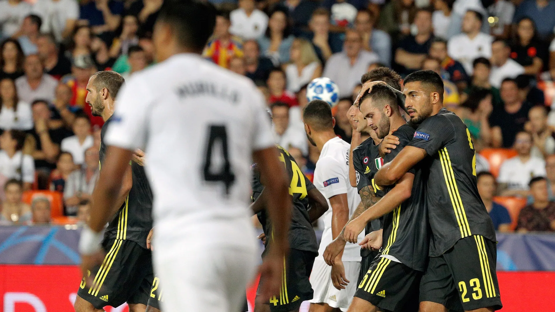 Pjanic celebra uno de sus dos goles en Mestalla Pjanic celebra uno de sus dos goles en Mestalla