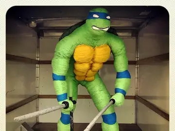 Fotografía facilitada por Mateo Blanco, creador de una tortuga ninja de dos metros y hecha con lana Fotografía facilitada por Mateo Blanco, creador de una tortuga ninja de dos metros y hecha con lana