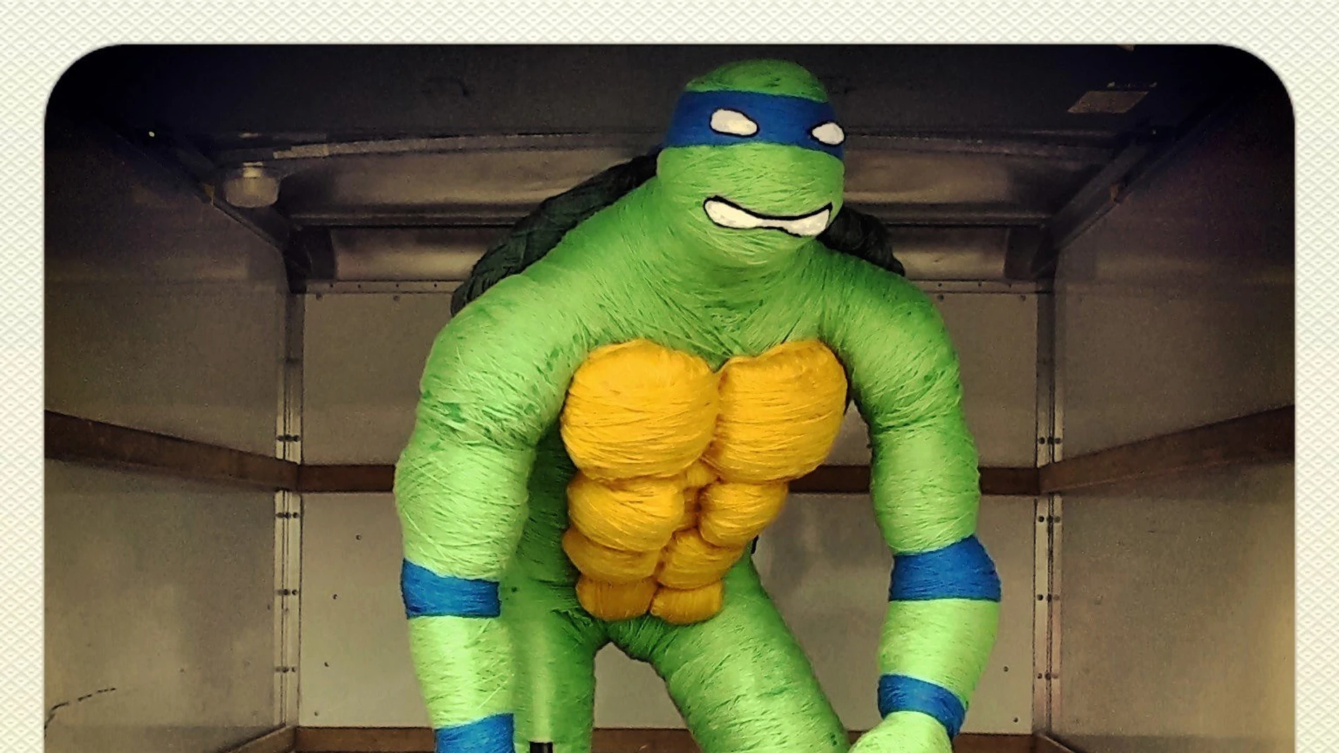 Fotografía facilitada por Mateo Blanco, creador de una tortuga ninja de dos metros y hecha con lana Fotografía facilitada por Mateo Blanco, creador de una tortuga ninja de dos metros y hecha con lana