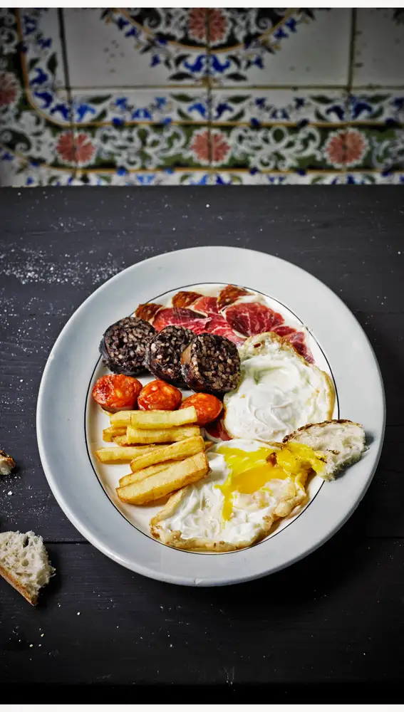 El plato de huevos fritos perfecto con patatas existe.