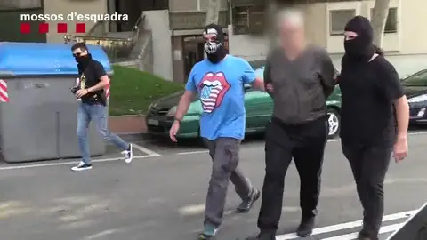 Los Mossos d'Esquadra detienen a un líder de la mafia georgiana en un golpe contra ladrones de pisos Los Mossos d'Esquadra detienen a un líder de la mafia georgiana en un golpe contra ladrones de pisos