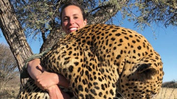 La cazadora junto al leopardo