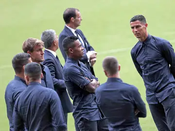 La plantilla de la Juventus espera sobre el césped La plantilla de la Juventus espera sobre el césped