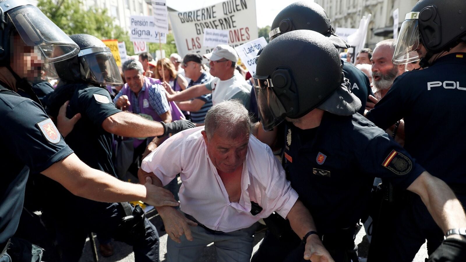 Tensas protestas de los pensionistas a las puertas del Congreso
