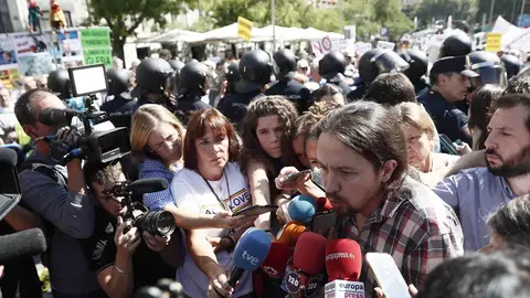 Pablo Iglesias junto a los pensionistas Pablo Iglesias junto a los pensionistas