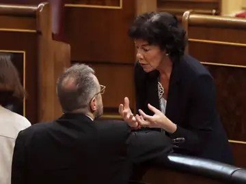 El portavoz de Ciudadanos en el Congreso de los Diputados, Juan Carlos Girauta, y la ministra de Educación y Formación Profesional, Isabel Celáa El portavoz de Ciudadanos en el Congreso de los Diputados, Juan Carlos Girauta, y la ministra de Educación y Formación Profesional, Isabel Celáa