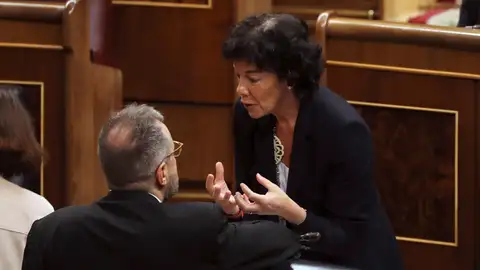El portavoz de Ciudadanos en el Congreso de los Diputados, Juan Carlos Girauta, y la ministra de Educación y Formación Profesional, Isabel Celáa El portavoz de Ciudadanos en el Congreso de los Diputados, Juan Carlos Girauta, y la ministra de Educación y Formación Profesional, Isabel Celáa