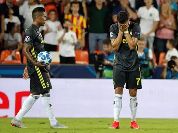 Cristiano Ronaldo se lleva las manos a la cara tras ser expulsado en Mestalla Cristiano Ronaldo se lleva las manos a la cara tras ser expulsado en Mestalla