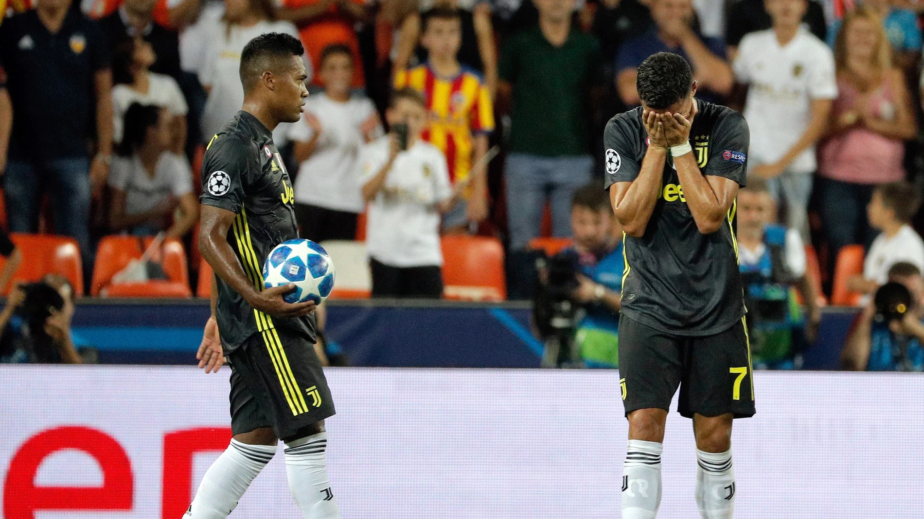 Cristiano Ronaldo se lleva las manos a la cara tras ser expulsado en Mestalla Cristiano Ronaldo se lleva las manos a la cara tras ser expulsado en Mestalla
