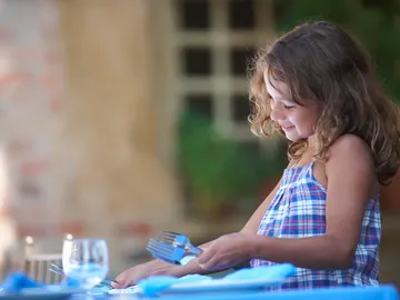Niña poniendo la mesa Niña poniendo la mesa