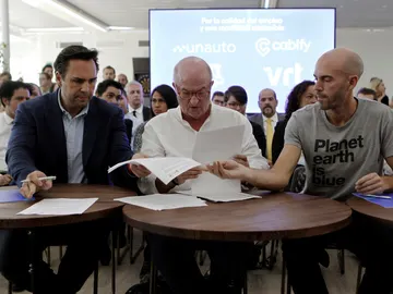El presidente de Unauto VTC, Eduardo Martín; el secretario general de FeSMC-UGT, Miguel Ángel Cilleros; y el consejero delegado de Cabify, Juan de Antonio. El presidente de Unauto VTC, Eduardo Martín; el secretario general de FeSMC-UGT, Miguel Ángel Cilleros; y el consejero delegado de Cabify, Juan de Antonio.