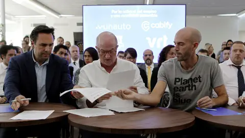 El presidente de Unauto VTC, Eduardo Martín; el secretario general de FeSMC-UGT, Miguel Ángel Cilleros; y el consejero delegado de Cabify, Juan de Antonio. El presidente de Unauto VTC, Eduardo Martín; el secretario general de FeSMC-UGT, Miguel Ángel Cilleros; y el consejero delegado de Cabify, Juan de Antonio.