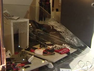 Imagen de un alunizaje en una tienda de Sitges