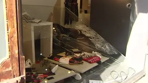 Imagen de un alunizaje en una tienda de Sitges Imagen de un alunizaje en una tienda de Sitges