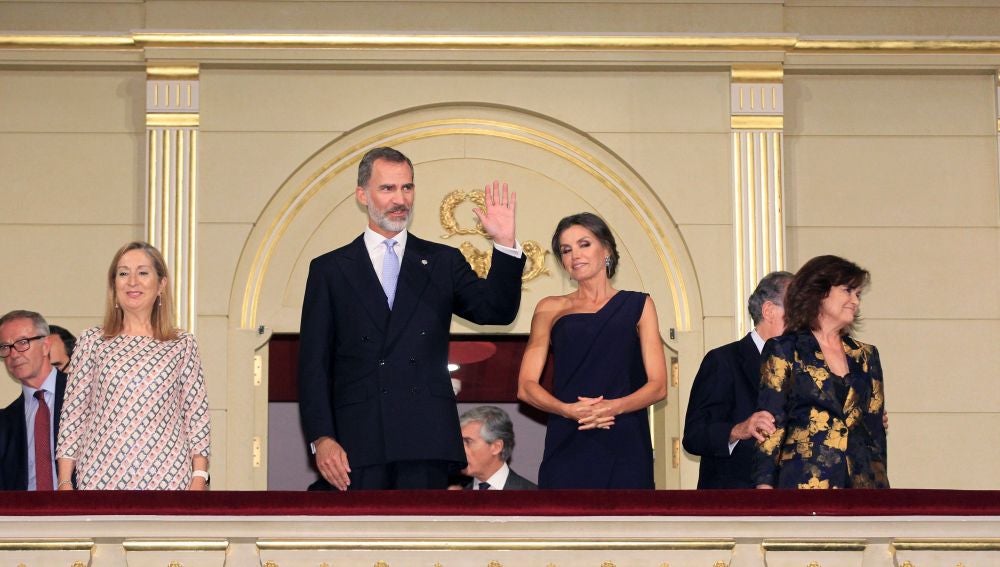 Los Reyes, recibidos con ovación a su regreso a la apertura de temporada del Teatro Real 