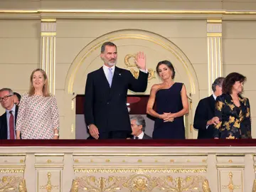 Los Reyes, recibidos con ovación a su regreso a la apertura de temporada del Teatro Real Los Reyes, recibidos con ovación a su regreso a la apertura de temporada del Teatro Real