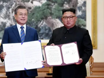 Kim Jong-un y Moon Jae-in Kim Jong-un y Moon Jae-in