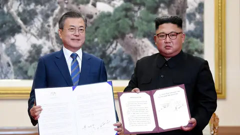 Kim Jong-un y Moon Jae-in Kim Jong-un y Moon Jae-in