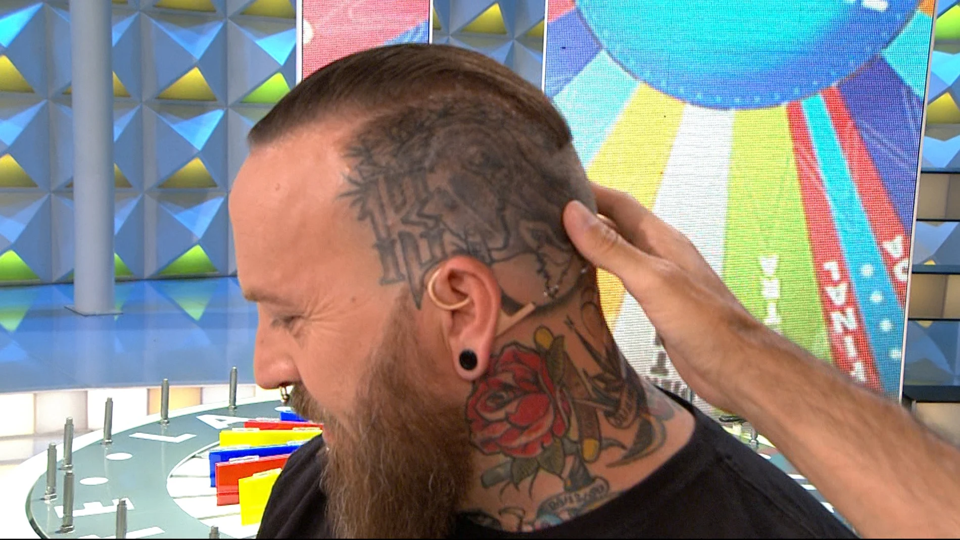 Los increíbles tatuajes de Sergio dejan un reto pendiente en 'La ruleta de la suerte'