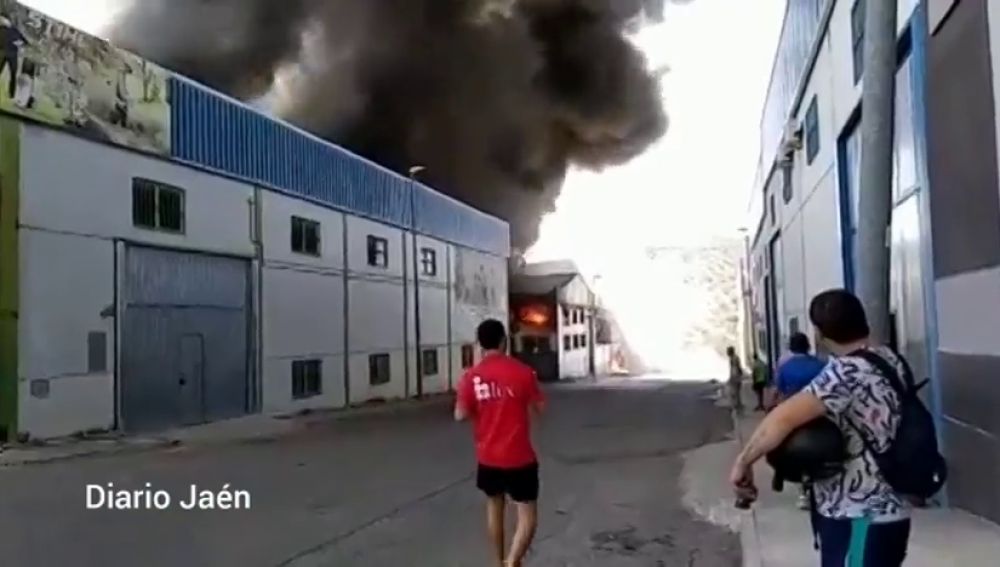 Un incendio destruya una nave de sofás en Martos, Jaén