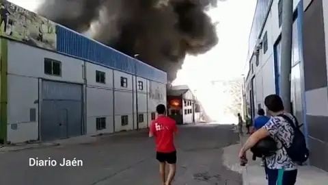 Un incendio destruya una nave de sofás en Martos, Jaén Un incendio destruya una nave de sofás en Martos, Jaén