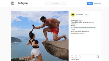 Una chica colgando sobre un precipicio, agarrada por un chico Una chica colgando sobre un precipicio, agarrada por un chico