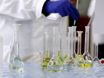 Detalle de unas probetas en un laboratorio Detalle de unas probetas en un laboratorio