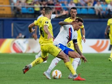 Víctor Ruiz lucha por el balón ante James Tavernier