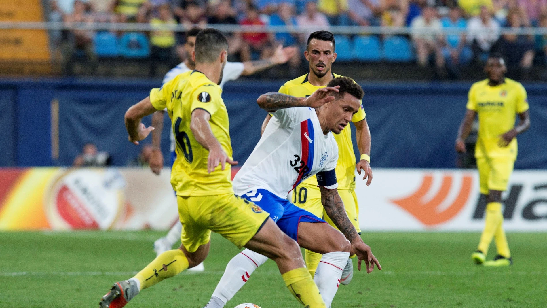 Víctor Ruiz lucha por el balón ante James Tavernier Víctor Ruiz lucha por el balón ante James Tavernier