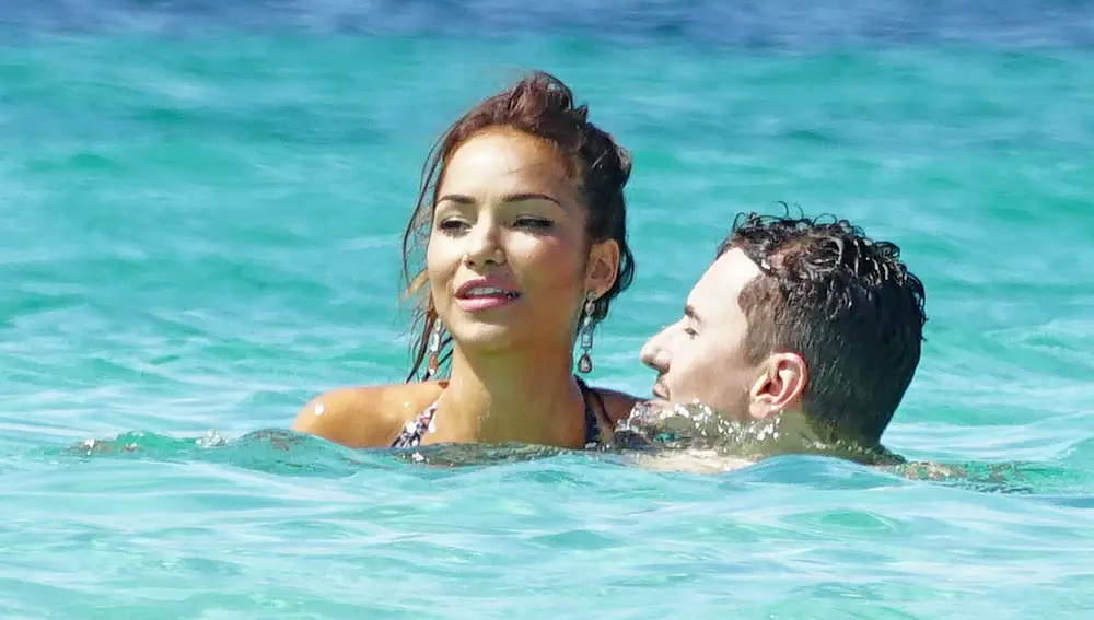 Jorge Lorenzo y su chica disfrutan de un baño en las aguas de Formentera 