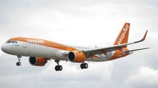 Un avi&oacute;n aribus A321 de la compa&ntilde;&iacute;a easyJet