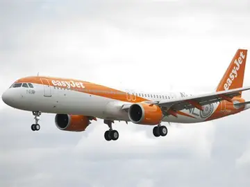 Un avión aribus A321 de la compañía easyJet Un avión aribus A321 de la compañía easyJet