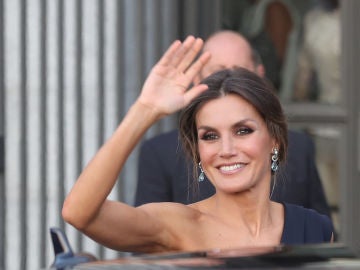 La reina Letizia a su llegada al Teatro Real La reina Letizia a su llegada al Teatro Real