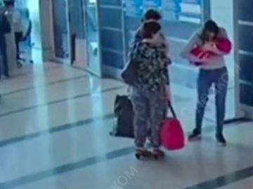 Una joven vende a su hijo a otra mujer y las cámaras de seguridad del aeropuerto la delatan. Una joven vende a su hijo a otra mujer y las cámaras de seguridad del aeropuerto la delatan.