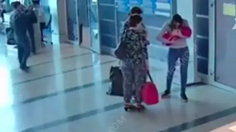 Una joven vende a su hijo a otra mujer y las cámaras de seguridad del aeropuerto la delatan. Una joven vende a su hijo a otra mujer y las cámaras de seguridad del aeropuerto la delatan.