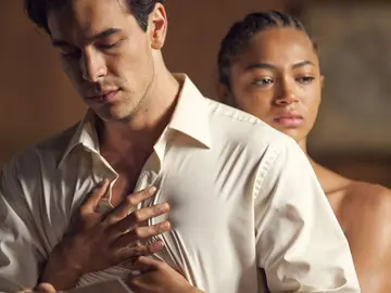 Mario Casas y Berta Vázquez en 'Palmeras en la nieve' Mario Casas y Berta Vázquez en 'Palmeras en la nieve'