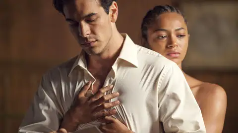 Mario Casas y Berta Vázquez en 'Palmeras en la nieve' Mario Casas y Berta Vázquez en 'Palmeras en la nieve'
