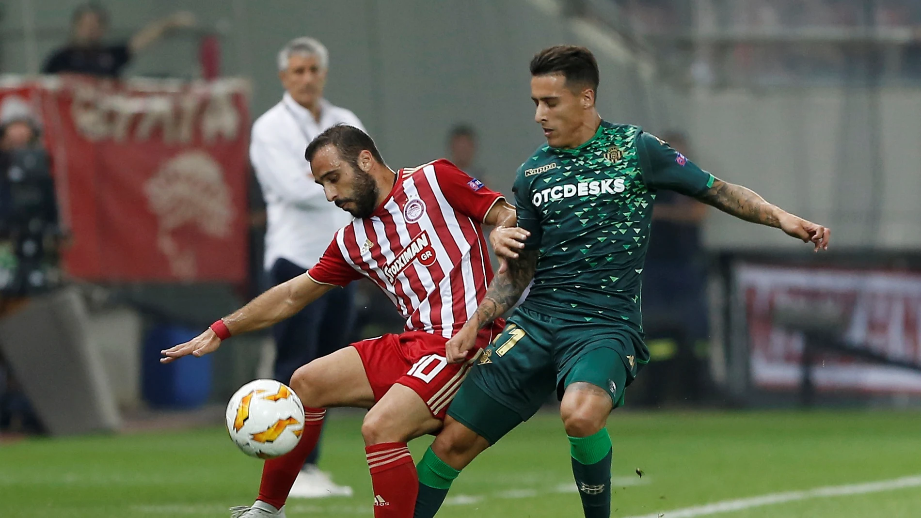 Cristian Tello pelea por un balón Cristian Tello pelea por un balón