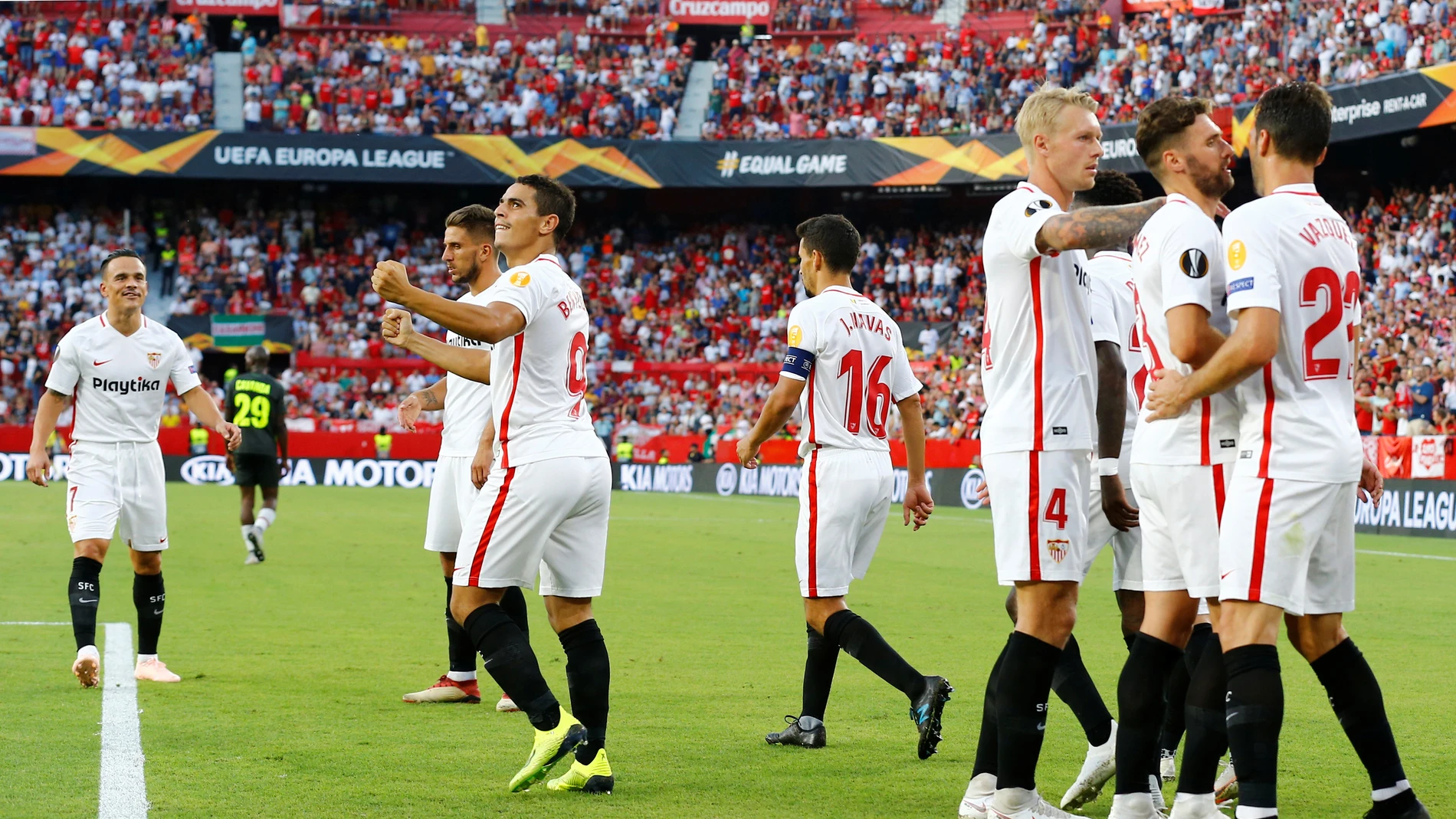 Ben Yedder celebra uno de sus dos goles ante el Standard de Lieja Ben Yedder celebra uno de sus dos goles ante el Standard de Lieja